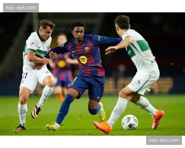 巴萨小将亚马尔打入西甲处子球后，与看台上的家人相拥而泣