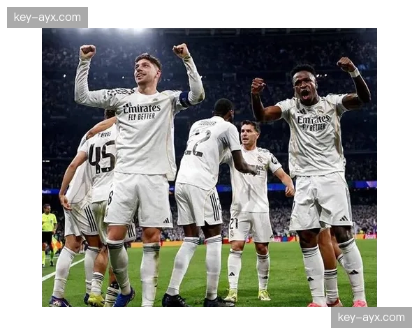 终场哨响，皇马球员伯纳乌相拥庆祝关键胜利