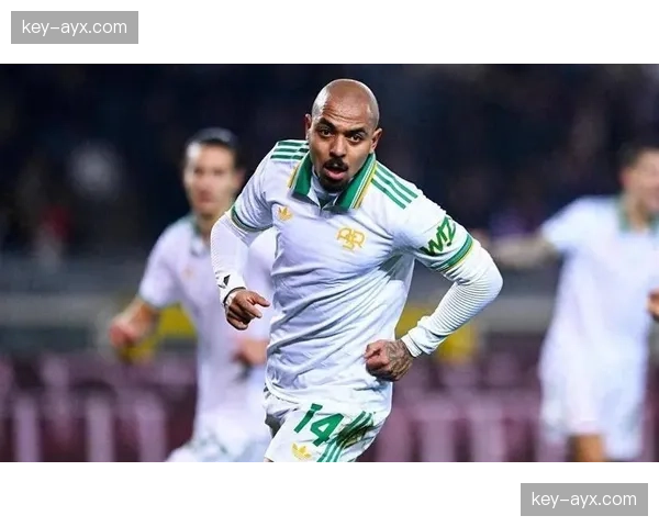 马伦破门后奔跑庆祝，罗马客场球迷看台沸腾