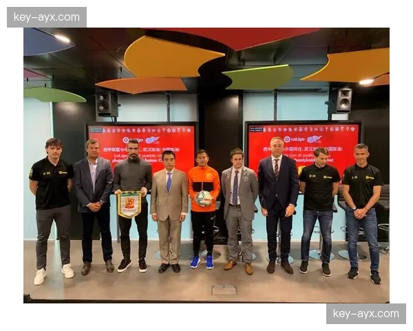 西甲俱乐部联合举办“足球无国界”难民儿童训练营